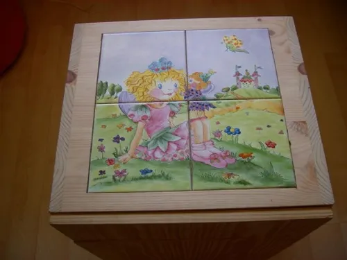 הפיה לילי - צויר על ארונית צד