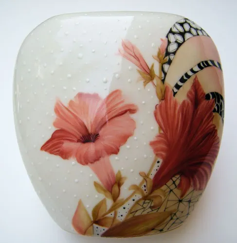 כד עם פרח ועיטור מיוחד