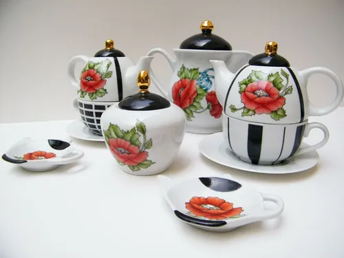 סט כוסות לתה, כלי לסוכר, כלי לחלב בעיטור פרגים אדומות וזהב טהור