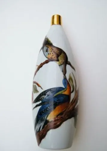 בקבוק עם ציפור על גזע