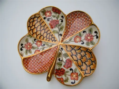 צלחת תלתן עם ,שטיחים, ופרחים