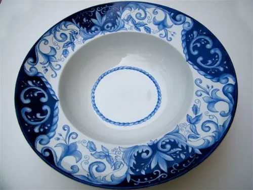 קערה בכחול ולבן וארנומנטיקה