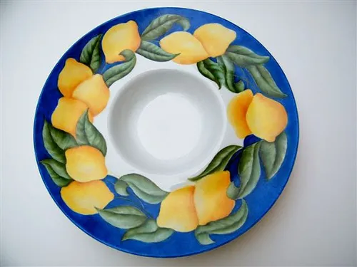 קערה עם לימונים. סגנון Majolica Italia בכחול, צהוב, ירוק