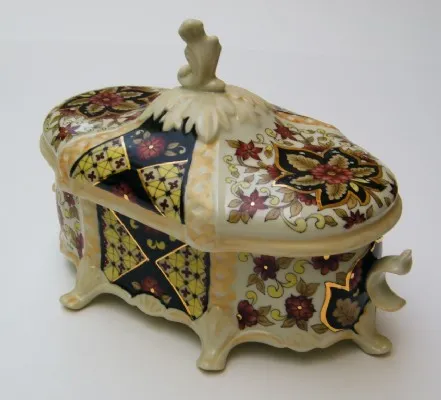 קערה למרק עם עיטור מיוחד