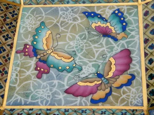 אותה צלחת פרפרים בתמונת תקריב - בעיטורי זהב טהור