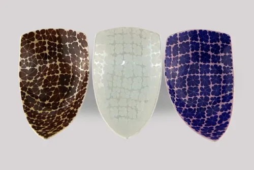 שלישיה של קערות שצויירו בטכניקה מיוחדת