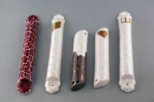 מזוזות צויירו בטכניקה מיוחדת