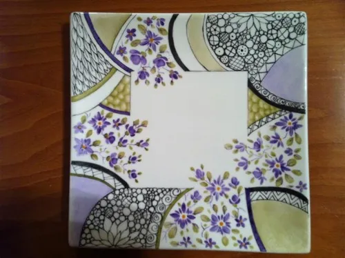 צלחת עם עיטור מודרני