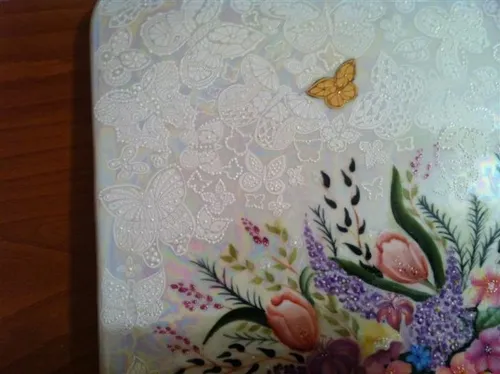 סלסלת פרחים עם פרפרים