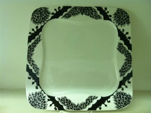 צלחת בשחור ולבן