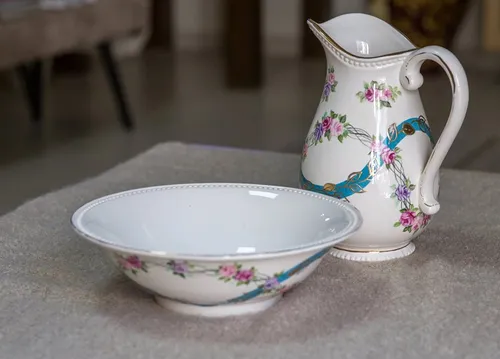 כד וקערה עם ורדים