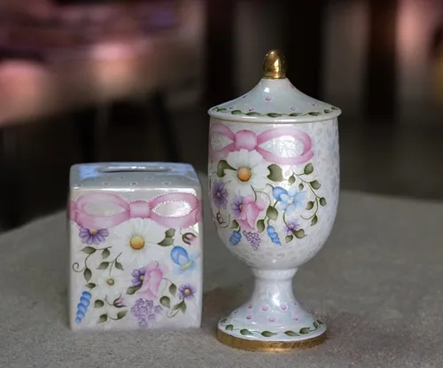 כלי לצמר גפן, כלי לניירות טישו בעיטור פרחים נאיביים ולוסטר