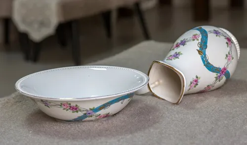 כד וקערת שושנים