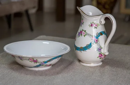 כד וקערת שושנים