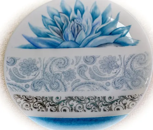 צלחת מיוחדת מעוטרת במדבקות מיוחדות, לוסטרים