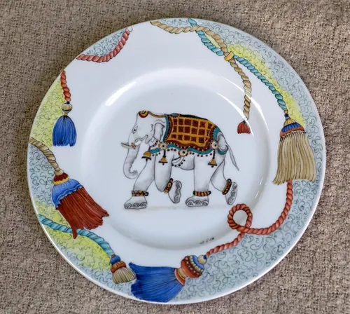 פיל עם עיטורים - מעוטרים עם גדילי וילונות