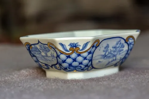 קערה בסגנון Delft עם נופים מיוחד 'ושטיחים'