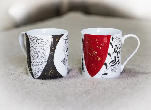 כוסות באדום, שחור ועלי זהב מהצד השני