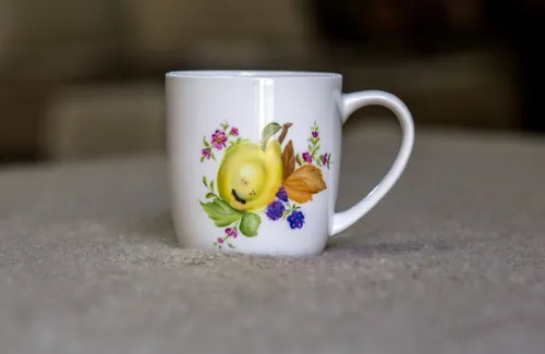 כוס פירות ופרחים