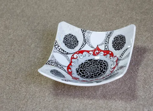 קערה בסגנון מיוחד בשחור, לבן, אדום בעיטור עלי זהב