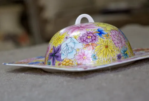 כלי מיוחד עם פרחים מיוחדים