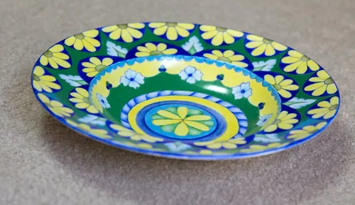 בסגנון איטלקי Majolica. בכחול, צהוב, ירוק