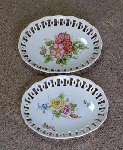 צלחות עם תחרה עם פרחים בסגנון Meisen