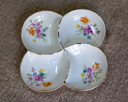 צלחת מחולקת עם ציורים בסגנון Meisen