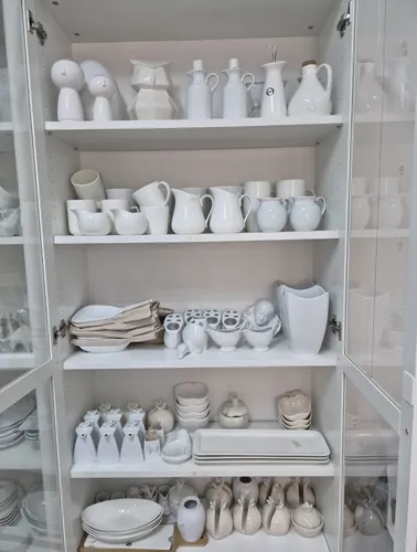 שלל כלים לבנים, שאותם ניתן לצייר (בחוגים) או להזמין דרך 'החנות'